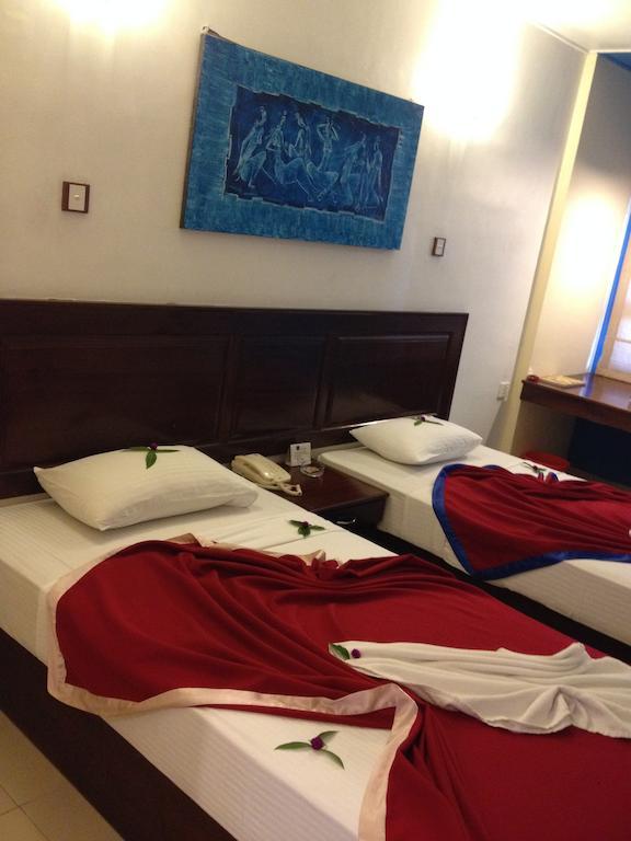 The Sovereign Hotel Colombo Room photo